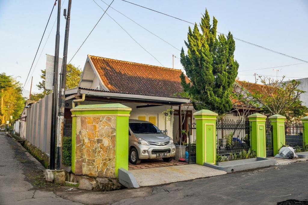 Rumah Larasati Malang Exterior foto